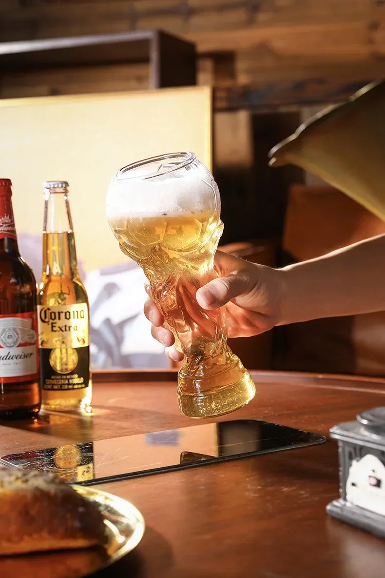 Pahar de bere în formă de trofeu 600 ml – design fotbalistic