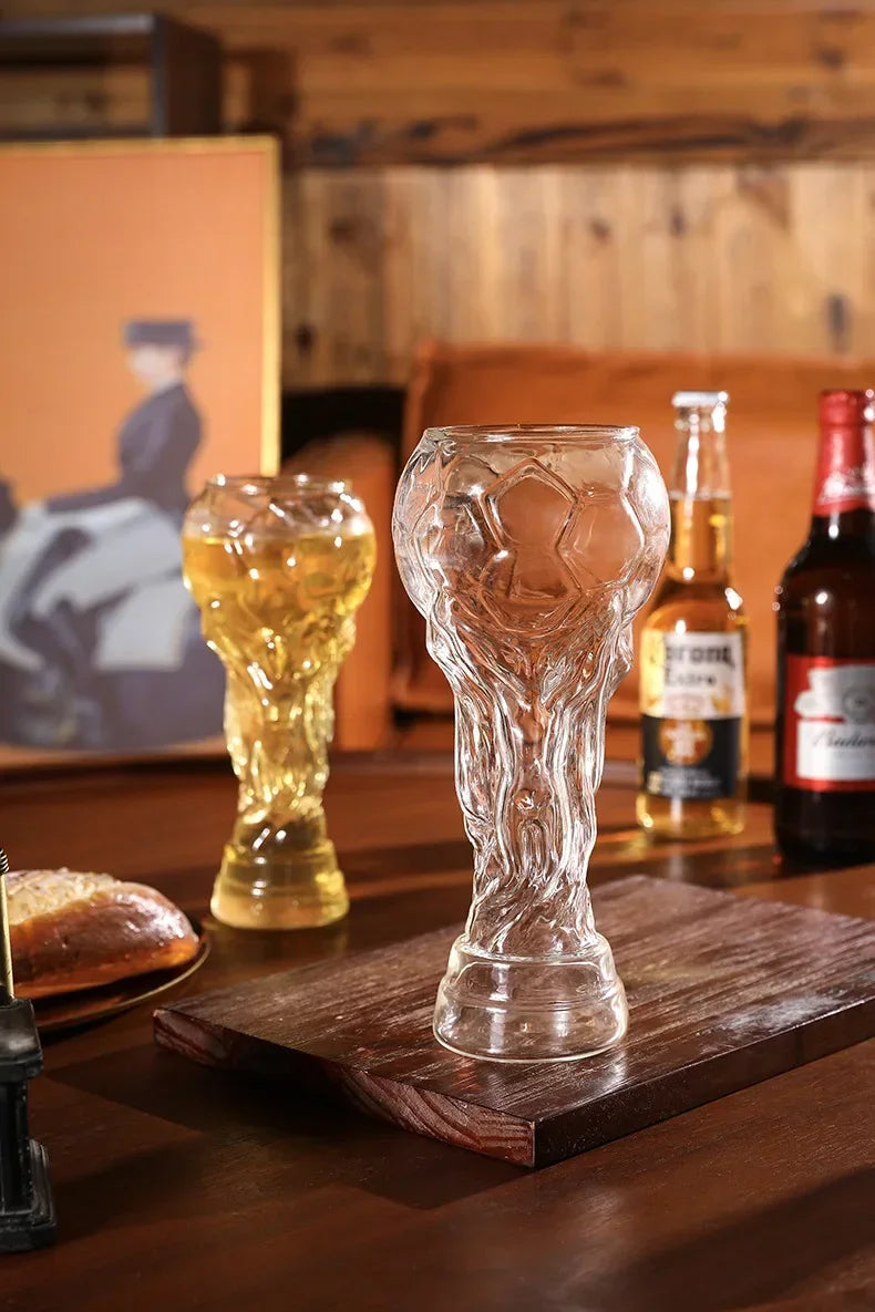 Pahar de bere în formă de trofeu 600 ml – design fotbalistic