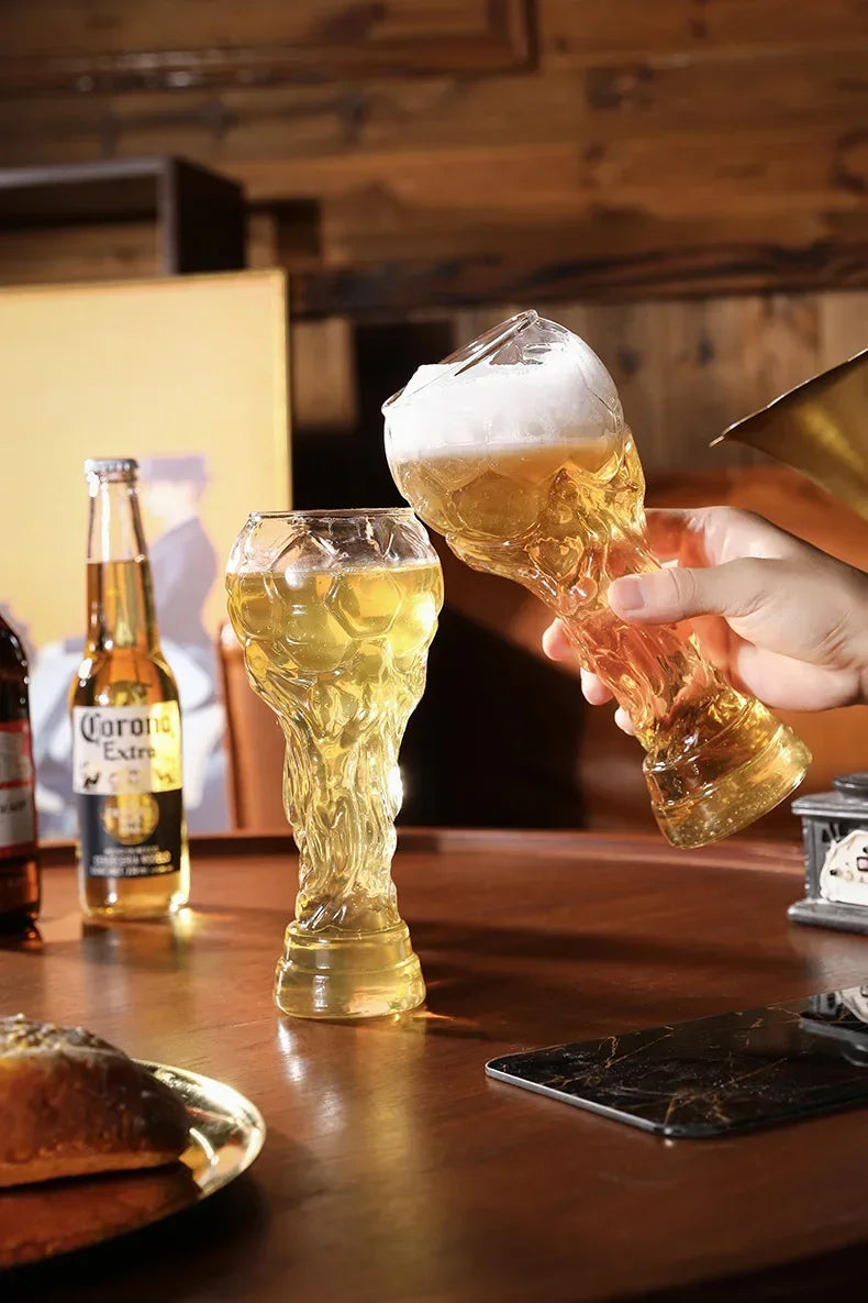 Pahar de bere în formă de trofeu 600 ml – design fotbalistic