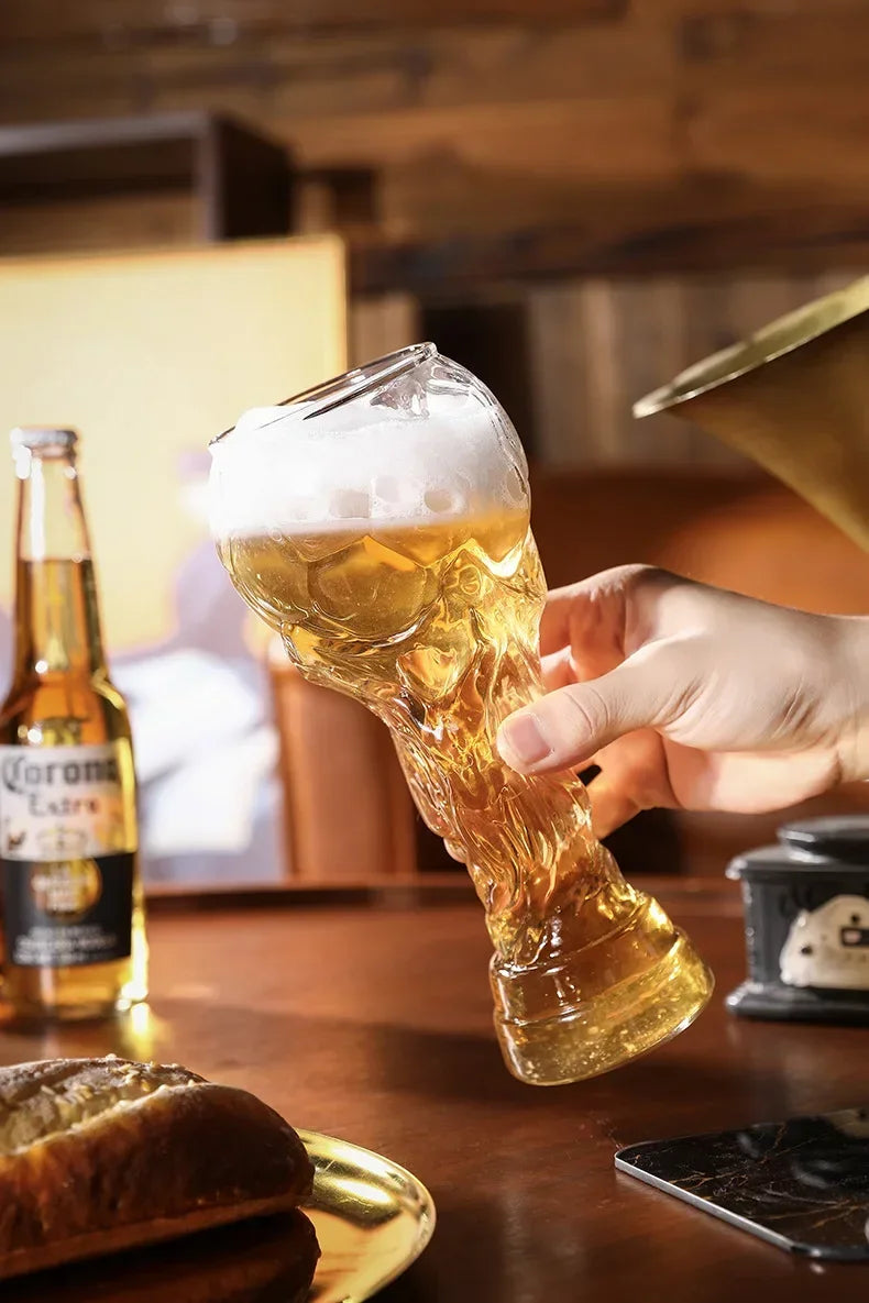 Pahar de bere în formă de trofeu 600 ml – design fotbalistic